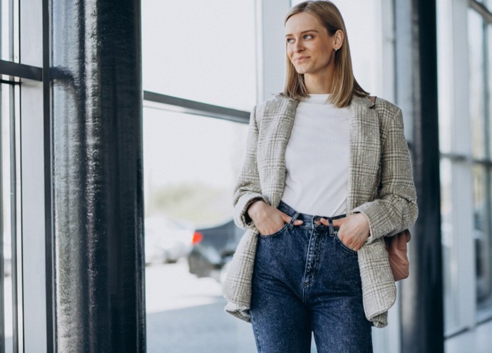 Zde je důkaz, že tmavé džíny se skvěle hodí i jako součást elegantního kancelářského outfitu, který díky nim působí uvolněně a nenuceně. 
