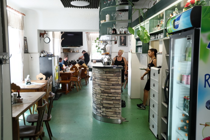 Záběry z natáčení pořadu Ano, šéfe! v restauraci U Jelena
