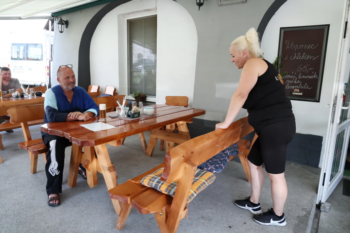 Záběry z natáčení pořadu Ano, šéfe! v restauraci U Jelena
