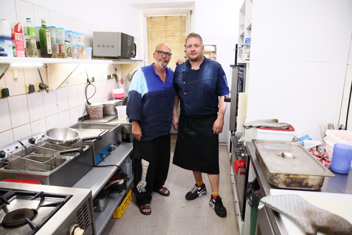 Záběry z natáčení pořadu Ano, šéfe! v restauraci U Jelena

