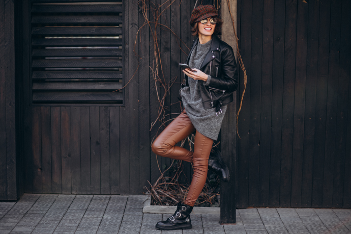 Milujete rebelské outfity? Oblékněte k biker boots klasický křivák a další kožené doplňky v podobě opasku nebo kabelky. 
