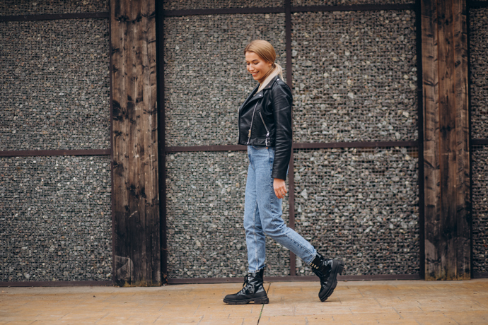 Biker boots vypadají skvěle v kombinaci s klasickými džínami, dají se však nosit i s výrazně nápaditějšími outfity. Ať už jde o kalhoty, šaty nebo sukně. 
