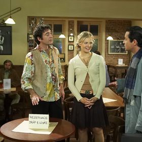 Nekonečný seriál Ulice sleduje dramatické osudy několika spřátelených rodin žijících v sousedství
