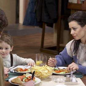 Nekonečný seriál Ulice sleduje dramatické osudy několika spřátelených rodin žijících v sousedství
