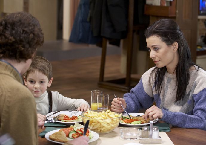 Nekonečný seriál Ulice sleduje dramatické osudy několika spřátelených rodin žijících v sousedství
