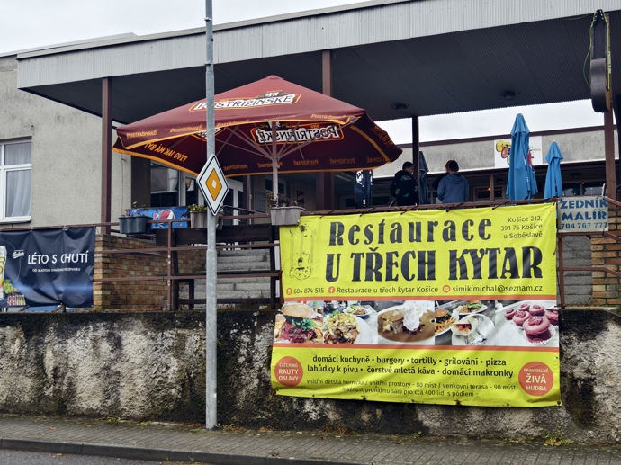 Restaurace U Tří kytar v Košicích u Tábora, která účinkovala v pořadu Ano, šéfe!
Restaurace U Tří kytar v Košicích u Tábora, která účinkovala v pořadu Ano, šéfe!