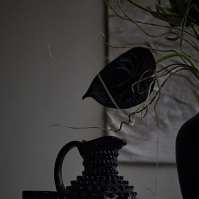 Zapomeňte na plastové dýně a blikající strašáky. Halloween může být i o stylu, atmosféře a detailech, které okouzlí vaše hosty. 
