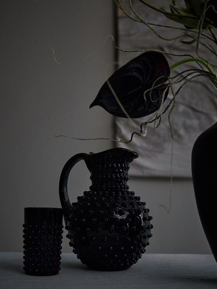Zapomeňte na plastové dýně a blikající strašáky. Halloween může být i o stylu, atmosféře a detailech, které okouzlí vaše hosty. 

