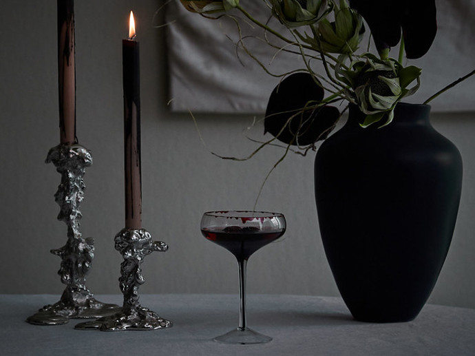 Kontrast působí čistě, elegantně a zároveň navozuje jemné napětí, které k halloweenskému večeru patří. Pokud chcete přidat trochu třpytu, sáhněte po chromovaných svícnech nebo skleněných miskách s jemným dekorem. 
