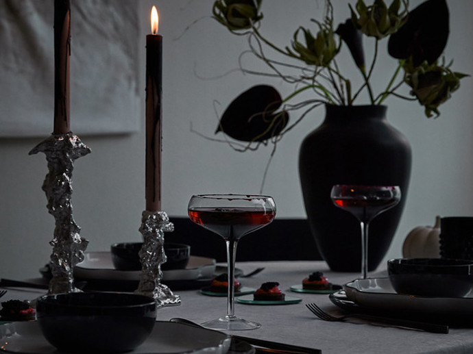 Na stůl položte tmavý ubrus, ideálně z lnu nebo hrubší bavlny, který vytvoří dramatické pozadí pro bílé porcelánové nádobí a skleněné poháry. 
