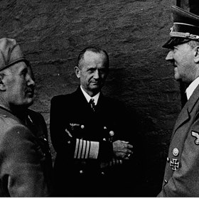 Karl Dönitz, Adolf Hitler a Mussolini
