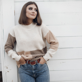 Ženám okolo 50 velmi sluší krémové tóny, které podtrhují noblesu a elegantní styl. A to klidně i v kombinaci s obyčejnými džínami. 
