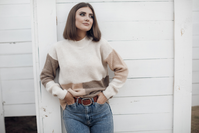 Ženám okolo 50 velmi sluší krémové tóny, které podtrhují noblesu a elegantní styl. A to klidně i v kombinaci s obyčejnými džínami. 
