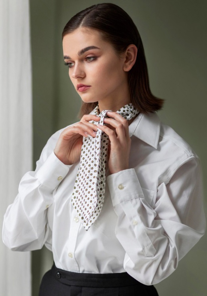 Osvěžit můžete i klasickou košili. Stačí k ní přidat stylovou vázanku, která jí dodá jedinečný look. Stejně tak zafunguje barevný šátek. 
