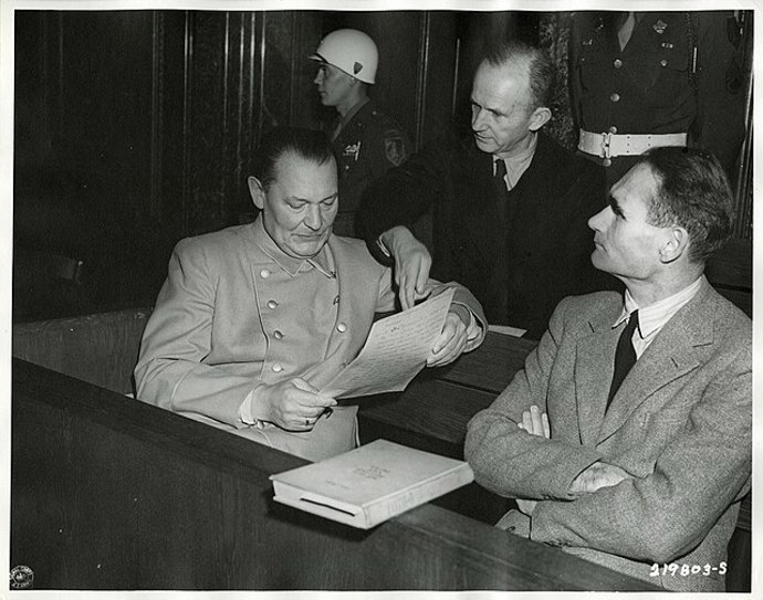Karl Dönitz s Görringem během Norimberského procesu
Karl Dönitz s Görringem během Norimberského procesu