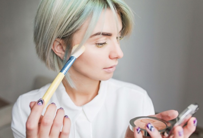Tvářenka krásně odráží světlo a díky tomu působí pleť hladší a mladší. Pro podzimní období můžete volit tóny růžové, světle bronzové nebo broskvové. 

