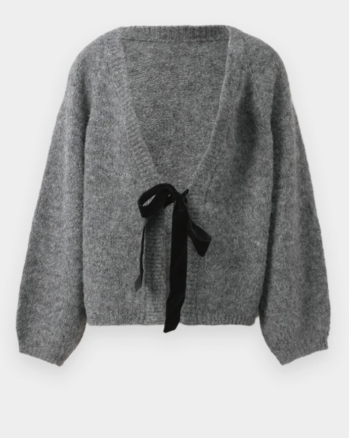 Šedý oversized svetr s mašlí, Noisy May, 1 080 Kč
