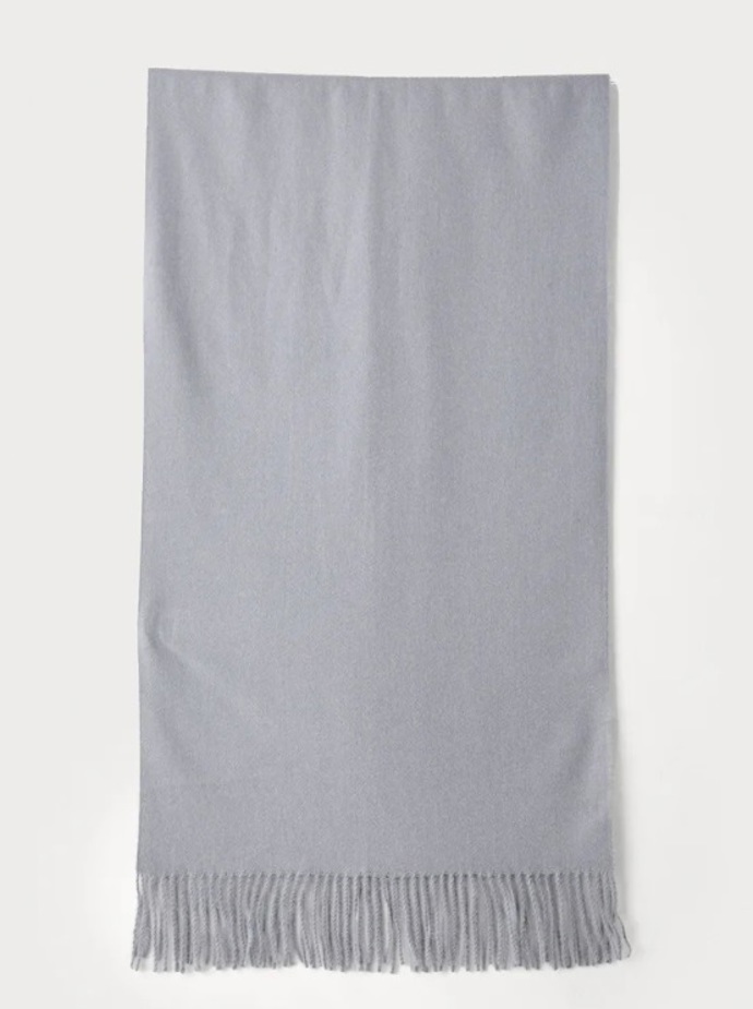 Světle šedá maxi šála, Pier One, 288 Kč
