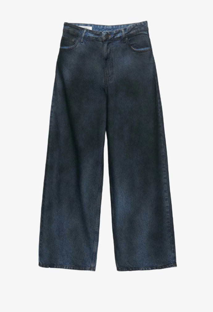 Tmavé džíny se sepraným efektem, PULL&BEAR, 999 Kč
