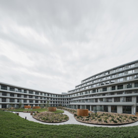 Architekti ze studia DRNH zde dokázali spojit industriální minulost s organickou krásou přírody a vytvořili prostor, který nabízí klid, estetiku i technicky vyspělé zázemí pro současné obyvatele města.
Architekti ze studia DRNH zde dokázali spojit industriální minulost s organickou krásou přírody a vytvořili prostor, který nabízí klid, estetiku i technicky vyspělé zázemí pro současné obyvatele města.