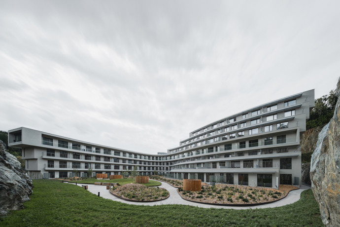 Architekti ze studia DRNH zde dokázali spojit industriální minulost s organickou krásou přírody a vytvořili prostor, který nabízí klid, estetiku i technicky vyspělé zázemí pro současné obyvatele města.
