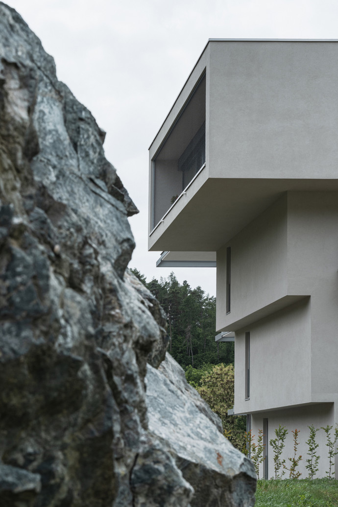 Architekti v tomto potenciálu rozpoznali výzvu i příležitost. vytvořit bydlení, které nebude přírodě konkurovat, ale naopak s ní spolupracovat. 
