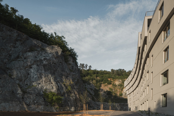 Projekt se pyšní energetickou třídou A a jde o mimořádně úspornou budovu šetrnou k životnímu prostředí.  
