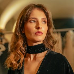 Sara Sandeva v šatech Anamé
