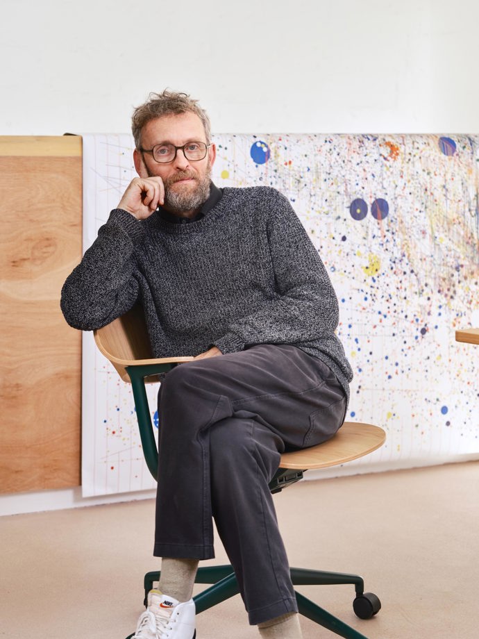 Erwan Bouroullec je přední francouzský designér a dlouholetý inovátor v oblasti nábytkového designu, představí na letošním Designbloku svou novinku Mynt vytvořenou pro značku Vitra. Organicky tvarovaná židle reflektuje jeho cit pro detail, technologickou preciznost a schopnost proměnit každodenní objekt v nadčasový artefakt.
