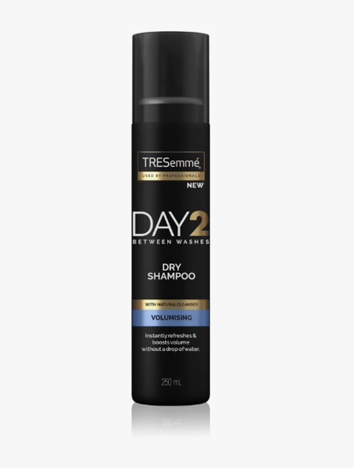 Osvěžující suchý šampon pro objem, TRESemmé, 160 Kč
