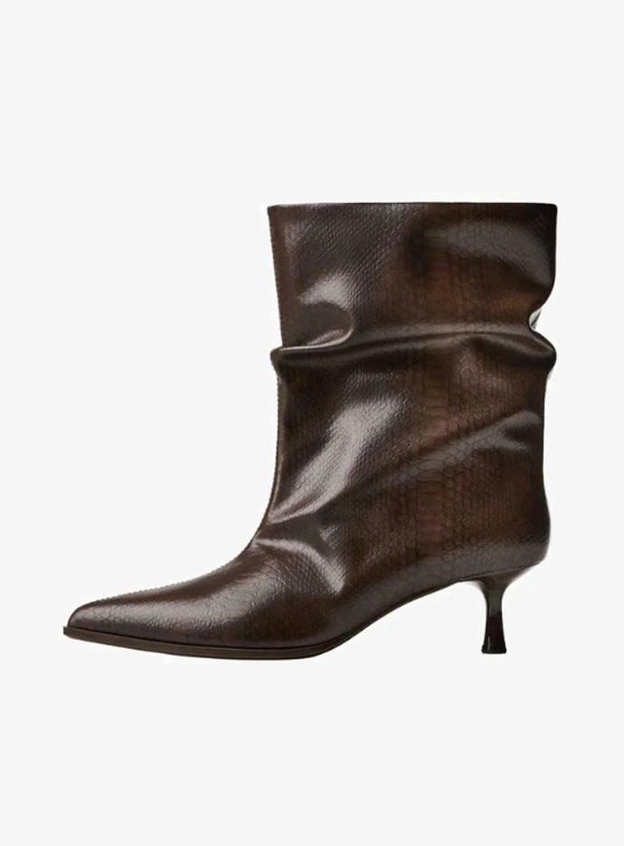 Nízké kozačky s hadí texturou, Bershka, 1 199 Kč
