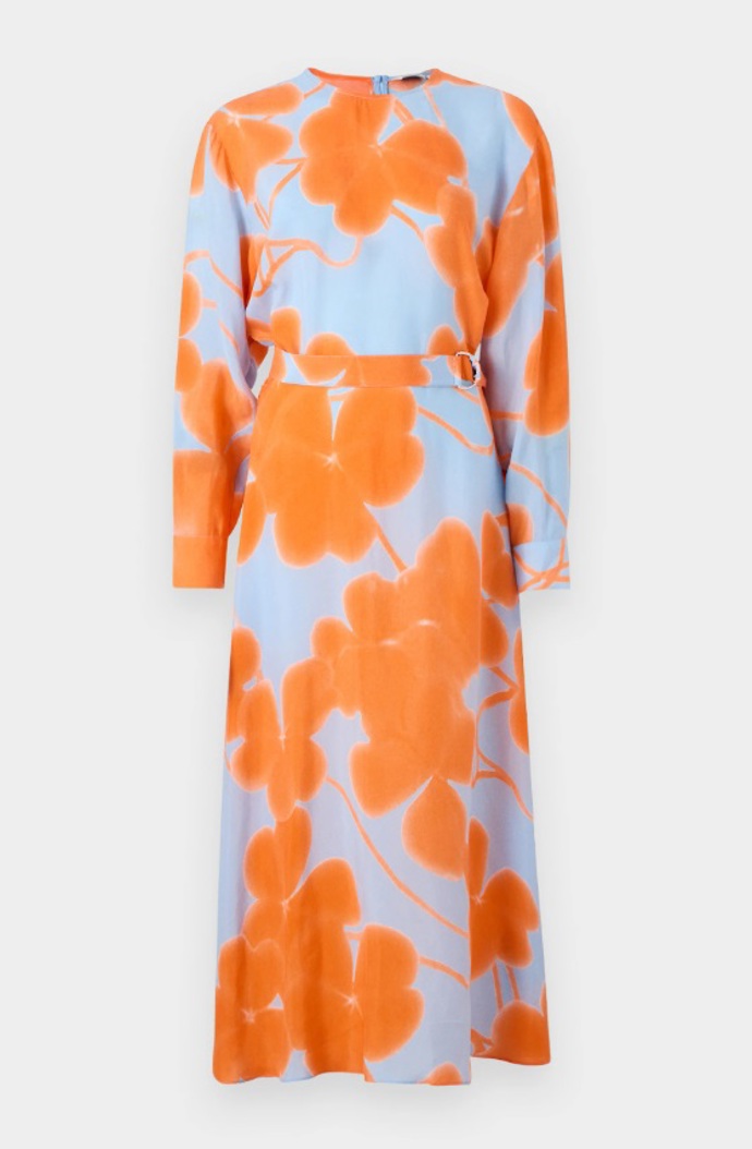 Splývavé midi šaty, s páskem v pase, Marimekko, 3 834 Kč
