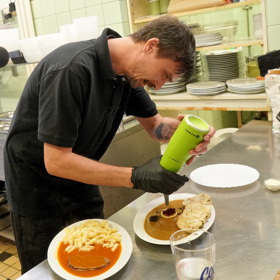 Restaurace U Tří kytar v Košicích u Tábora, která účinkovala v pořadu Ano, šéfe!
