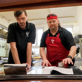 Restaurace U Tří kytar v Košicích u Tábora, která účinkovala v pořadu Ano, šéfe!
