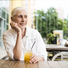 Vedla k tomu stejnému také své dcery, aby se vdaly, měly děti, kariéru a prostě byly vzorné a spořádané. Mladší dcera její vizi plní do puntíku. Má manžela, děti a vše, co může mít.

