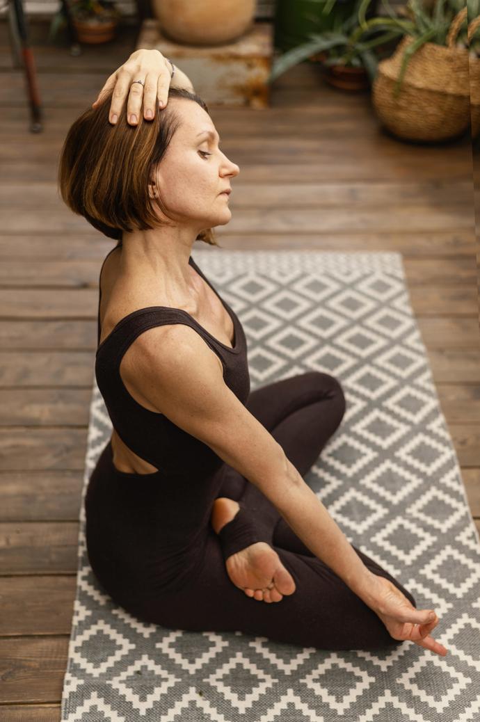 Ticho, které uzemňuje. Půl-lotos jako vstupní brána k meditaci – lehkost, stabilita a dech v jedné linii.
Ticho, které uzemňuje. Půl-lotos jako vstupní brána k meditaci – lehkost, stabilita a dech v jedné linii.
