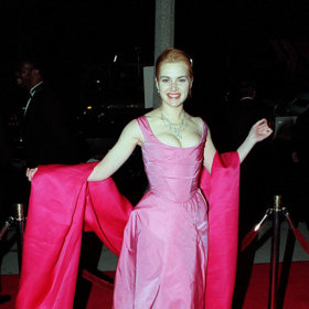 Na své první Oscary v roce 1996 oblékla růžové šaty od Vivienne Westwood. Kate Winslet byla tehdy nominovaná za roli Marianne ve filmu Rozum a cit podle románu Jane Austen.

