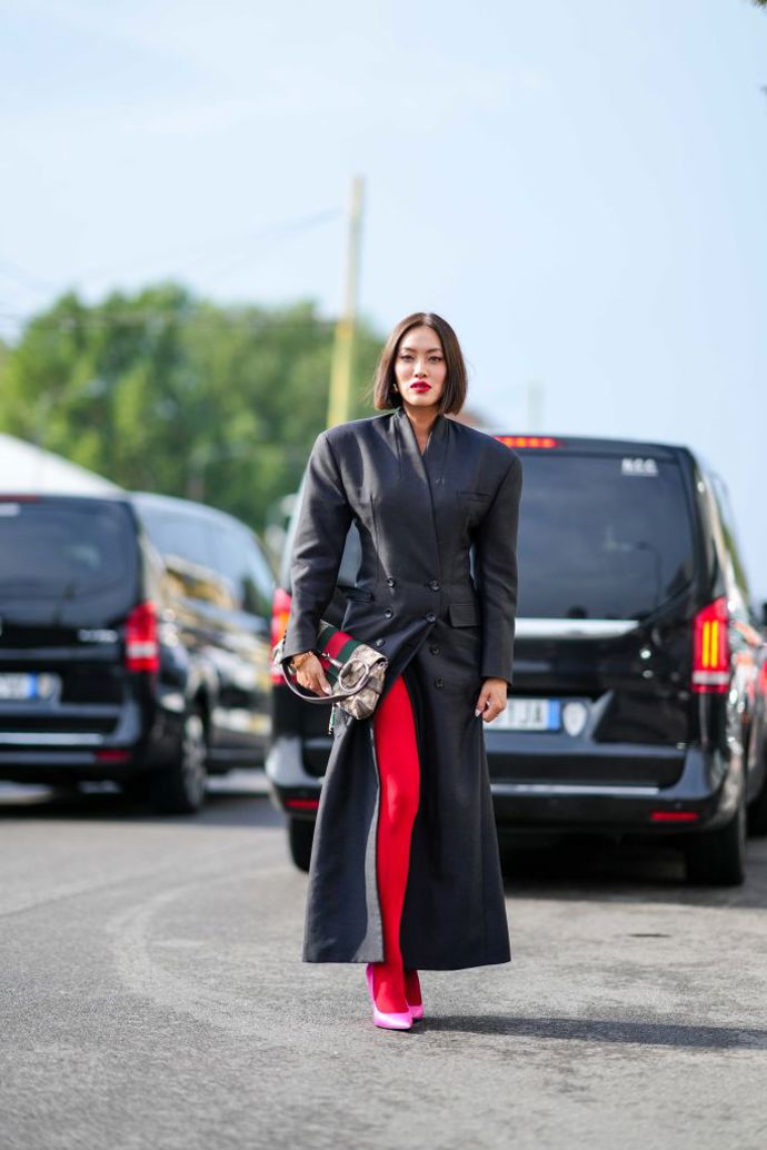 Červené silonky rozzáří jinak celočerný outfit.
