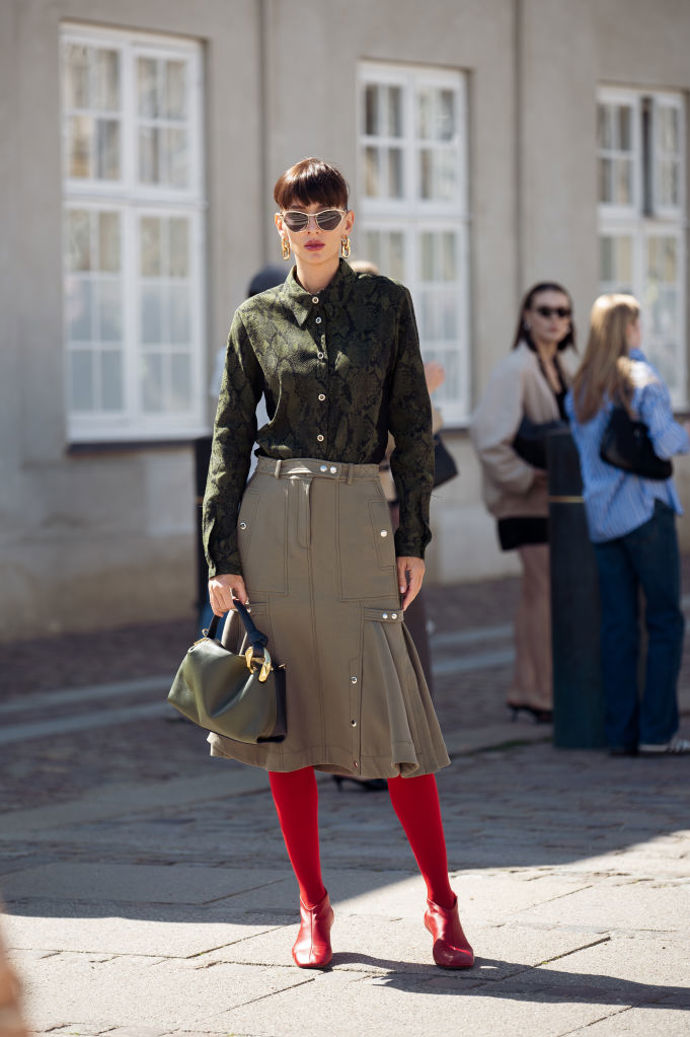 I outfit v zemitých tónech můžete rozzářit červenými punčochami.
