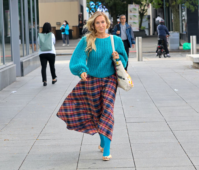 I Sarah Jessica Parker oblékla barevné punčochy, zvolila tyrkysovou barvu a sladila ji se svetrem.
