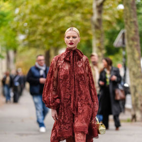Proč ke krajkovým šatům nepřidat rovnou i krajkové silonky? Sáhněte třeba po velmi trendy burgundy odstínu.

