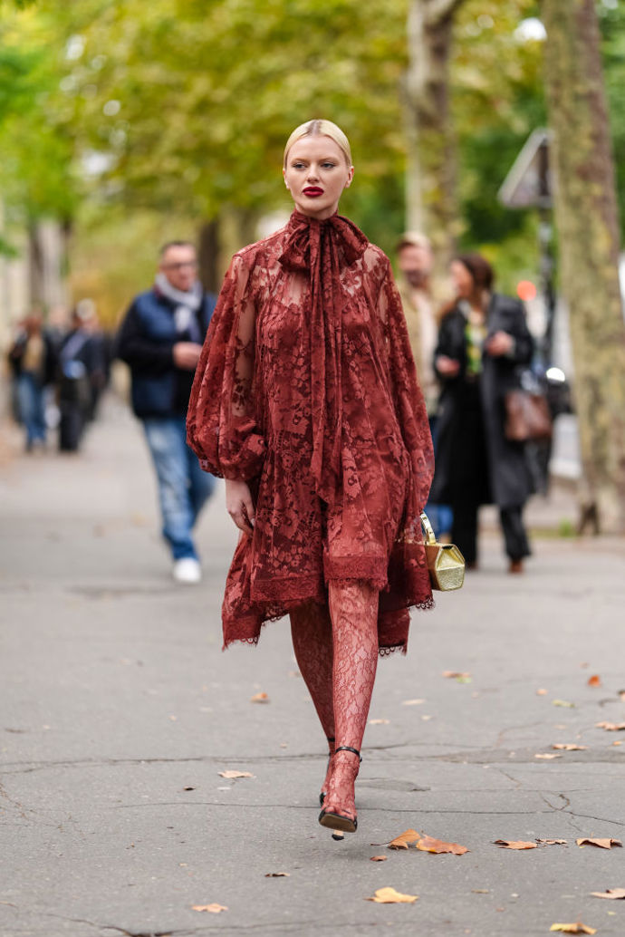 Proč ke krajkovým šatům nepřidat rovnou i krajkové silonky? Sáhněte třeba po velmi trendy burgundy odstínu.
