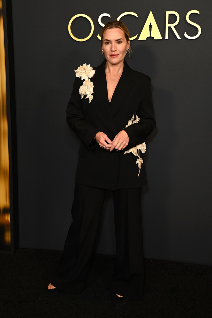 Na loňském udílení Governors Awards v kalhotovém kostýmu Erdem s výraznými květy.
