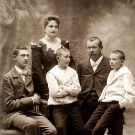 Fotografie zachycuje rodinu syna Louise Vuittona, Georgese, který po otci firmu zdědil a úspěšně vedl. Poté ji předal i on svému synovi Gastonovi (na fotce vlevo).
