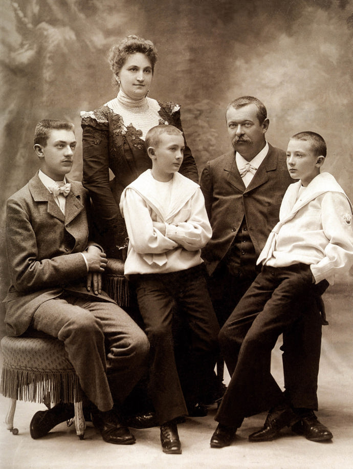 Fotografie zachycuje rodinu syna Louise Vuittona, Georgese, který po otci firmu zdědil a úspěšně vedl. Poté ji předal i on svému synovi Gastonovi (na fotce vlevo).
Fotografie zachycuje rodinu syna Louise Vuittona, Georgese, který po otci firmu zdědil a úspěšně vedl. Poté ji předal i on svému synovi Gastonovi (na fotce vlevo).