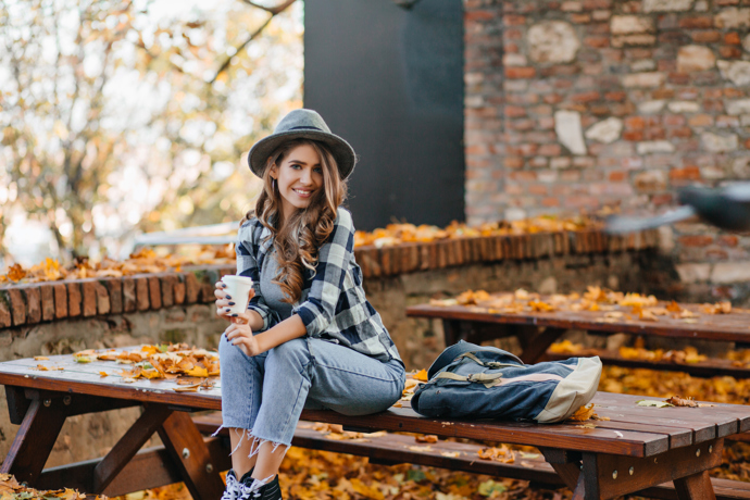 Volný čas můžete na podzim trávit v pohodných boho outfitech. Nezáleží na tom, zda džíny zkombinujete s košilí, dlouhým kardiganem nebo trendy fleecovou bundou. 
