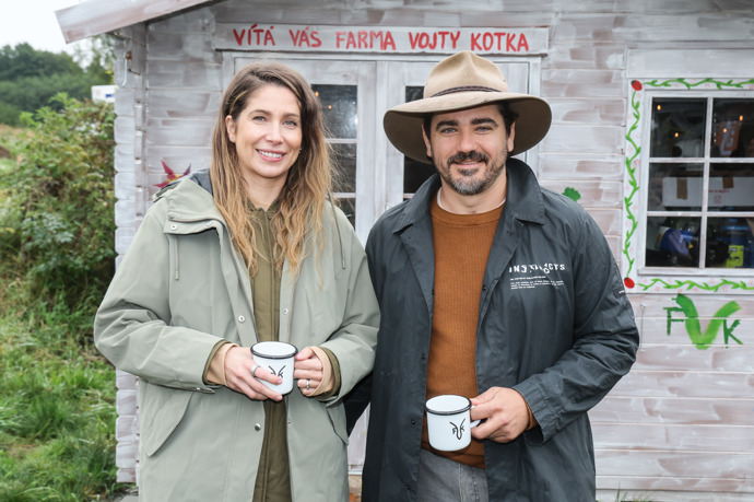 Se svou ženou a synem buduje totiž vlastní biofarmu a svůj sen o soběstačném životě zachycuje v dokumentární reality show Farma Vojty Kotka, která odstartuje 24. října na Primě.
