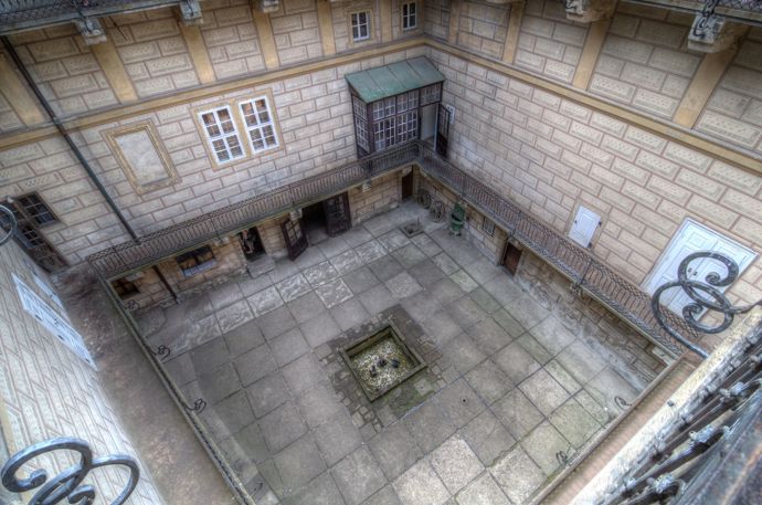 Celkový pohled na hradní nádvoří na hradě Houska
