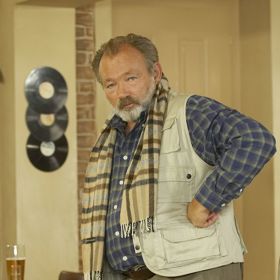 Nekonečný seriál Ulice sleduje dramatické osudy několika spřátelených rodin žijících v sousedství
