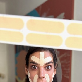 Herečka Marta Dřímal Ondráčková, známá z divadla i z televize, se poslední roky našla ve face józe. Pod hashtagem #udrzksicht pořádá kurzy a konzultace zaměřené na face jógu a tejpování. 
